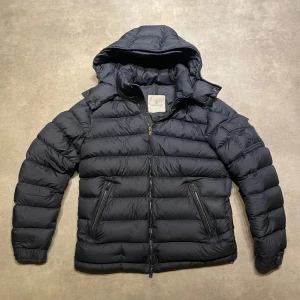Moncler Montgenevre Jacka no badge - Tja! Säljer nu denna snygga vinterjackan ifrån moncler , modell: montgenevre giubbotto. Size 3 motsvarar M. No badge, perfekt till dig som inte vill flasha men fortfarande behålla kvaliteten. Nypris:15-20k. Gott skick men finns tecken på användning! 