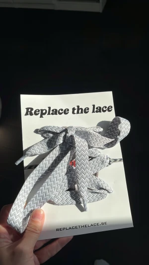 Gråvita skosnören Replace the lace - Säljer ett par gråvita skosnören från Replace the lace med zigzag-mönster. Skosnörena är breda och har plastade ändar, perfekta för att ge dina sneakers eller boots en fräsch look. Materialet är slitstarkt och passar till de flesta typer av skor.