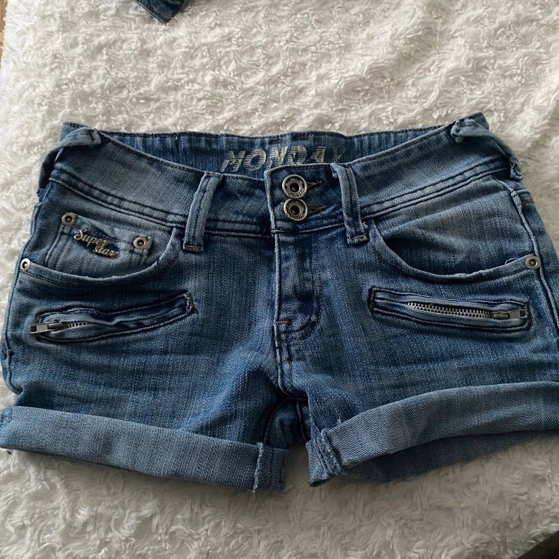Blå denimshorts från Monki
