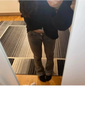 Grå raka jeans med låg midja - Säljer ett par grå jeans med en liten bootcut.  Snygga gråa jeans, sitter bra på. Säljer på grund av de är för små för mig. Jeansen går även att justera i midjan🤍