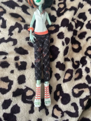 Monster High docka Freaky Fusion - Monster High Freaky Fusion dock, OBS! saknar delar och har ett håll vid sidan av benet på byxorna. 