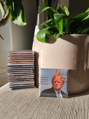 Kylskåpsmagnet med rolig Trump tema - Available in size 50x50mm. All magnets are designed and handmade by me.  Materials used are a mix of new and second hand. Shopify: magnet-man-2.myshopify.com Insta: magnet.man_  /Magnet man