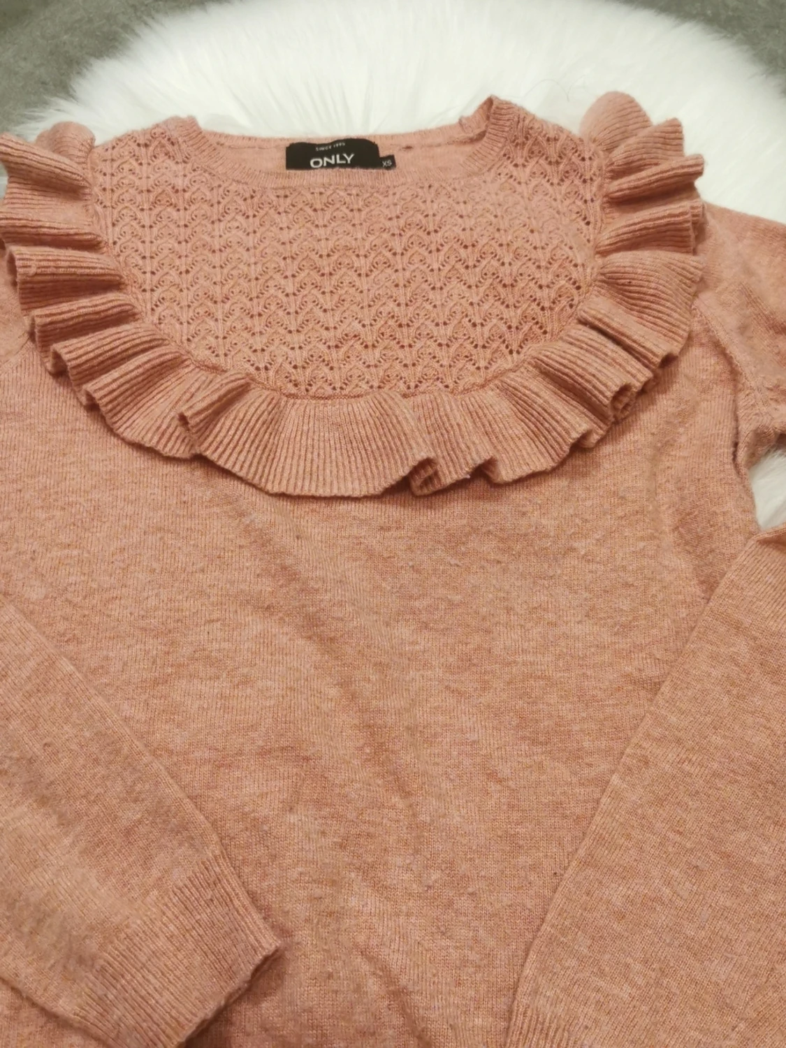 Snygg stickad tröja med volang från ONLY - 4