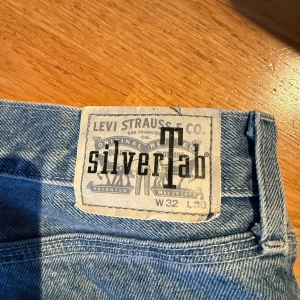Levi’s silvertab baggy jeans - Säljer ett par levi’s  jeans då de inte riktigt är min stil längre. Avslappnad passform. Lite slitning i ena benet längst ner på bilden. W32 L30