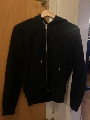 Svart zip hoodie  - Svart hoodie med huva och dragkedja, inga defekter, storlek xs från HM