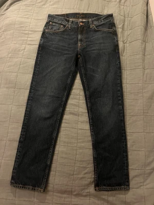 Nudie Jeans Gritty Jackson - Ett par Nudie Jeans av Gritty Jackson modell, köpta på NK i Stockholm |                                  W30 L30 |                                                          Mycket stilrena, passar till det mesta |              Snabb leverans och skickas samma dag | Jeansen är knappast använda, endast fåtal gånger |