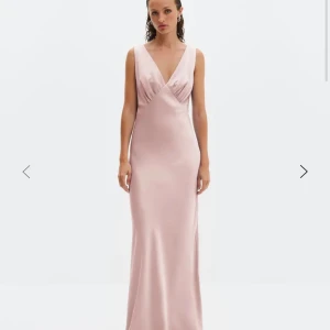 SÖKER By Malina klänning - Jag söker denna klänning från by malina i modellen ”Thelma maxiklänning”, antingen storlek 34 eller 36 i blå eller rosa 😍😍