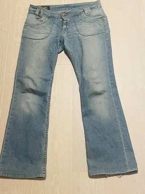 Vintage lowwaist lee jeans  - Säljer nu mina super unika och coola vintage lee jeans. Dem är både lowwaist och bootcut, de har även super coola fickor baktill med knappar🎸Kan göra en basic outfit så häftig bara av att slänga på sig dessa jeansen! Storleken är W32 L33, skulle säga att de passar en L kanske även XL☺️Skriv gärna vid frågor eller funderingar!