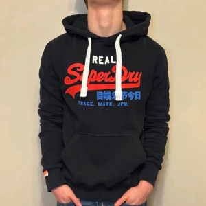 Superdry Hoodie  - Tja! Säljer en Superdry Hoodie i storleken (S)-skick 8/10. Vid minsta lilla fundering hör av er! Först till kvarn!