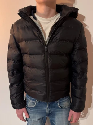 Pufferjacka - | Skick: 10/10 | Förg: Svart | Vad inkluderas: Enbart jackan | Nypris: 599kr |