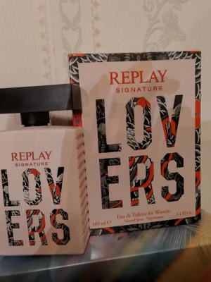 Replay Signature Lovers For Woman Edt - Uppskattningsvis 90ml kvar.                                      Doften öppnar med elegant ros kombinerat med passionerad gardenia, som knytts ihop med en blomsterbukett i hjärtnoterna. Denna feminina attraktion avslutas mjukt med orkidé och lyxiga blandningar av sällsynt amber och vanilj.  Toppnoter: Hallon, Mandarin, Rosépeppar, Bergamott Hjärtnoter: Gardenia, Ros, Ylang Ylang, Jasmin Sambac Basnoter: Vaniljorkidé, Amberträ, Sandelträ, Patchouli