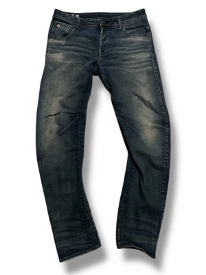 G-star raw jeans - Säljer ett par klassiska blå jeans från g star raw original denim med normal passform och raka ben. Jeansen har snygga detaljer på bakfickorna och är tillverkade i slitstarkt denimtyg. Perfekta för dig som gillar en enkel och stilren look. W31 L32 . OBS PRISET EJ HUGGET I STEN GÅR ATT DISKUTERA!!!🔥