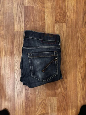 Dondup George - Tja, säljer nu mina tvär feta Dondup George jeans i storlek 31! Väldigt snygga med feta slitningar. Grymt skick utan några defekter alls. Priset är ej hugget i stenen. Skriv vid minsta lilla fundering! 😁🙌