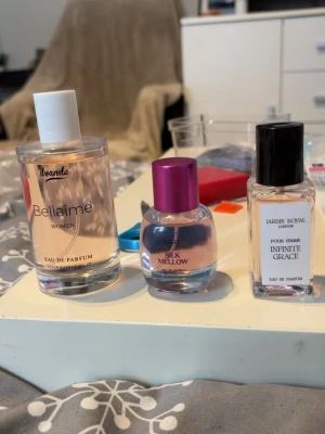 Tre olika damparfymer mix - Säljer tre olika parfymer för kvinnor: Bellaime med vit kork och ljusrosa vätska, Silk Mellow med lila kork och rund flaska samt Jardin Royal Infinite Grace i en rektangulär flaska med svart kork. Perfekt för dig som vill testa nya dofter.