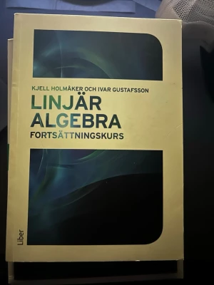 Linjär algebra fortsättningskurs bok - Kursbok i linjär algebra med titeln 'Linjär algebra fortsättningskurs' av Kjell Holmåker och Ivar Gustafsson. Omslaget är gult med gröna och svarta grafiska detaljer. Perfekt för dig som pluggar vidare inom matematik eller teknik.