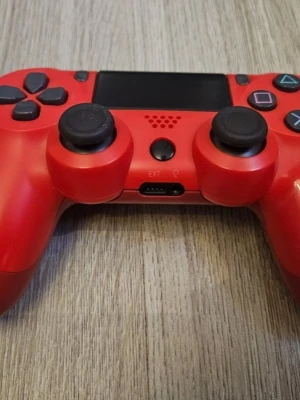 Röd PlayStation DualShock 4 handkontroll - Snygg röd PlayStation DualShock 4 handkontroll från Sony. 