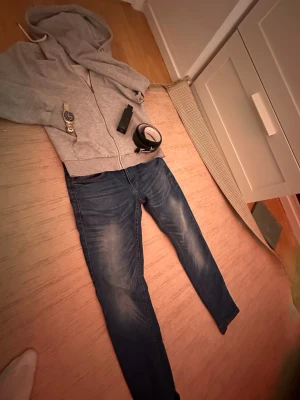Blå slim fit jeans Duck and Cover jeans - Säljer ett par blå slim fit jeans med snygga slitningar och tvättade detaljer. Jeansen har klassisk femficksdesign och normal midja. Perfekta till en avslappnad streetwear-look.