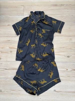 Pyjamas set  - Superfint pyjamas set i siden imitation. Navy blå med guldiga detaljer och leoparder🐆🎀 Knappt användt! Storlek M men passar även S