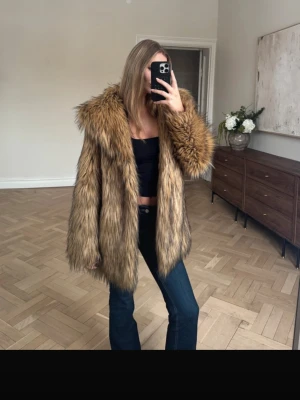 Pälsjacka  - Pälsjacka i mycket bra skick, ser ut som ny! Köpt av Amanda Strand (alltså hennes bilder) jag har dessvärre inte fått användning av jackan och vill därför sälja vidare den. Köpt för 400kr. 💕