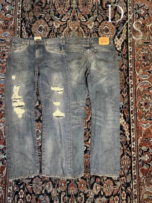 Rare Levis 505 special edition jeans - Riktigt snygga och sällsynta Levis jeans. De är special edition o har riktigt snygga repairs och en relaxed passform.   •Midja:42cm •Längd:103cm •Benöppning:21cm