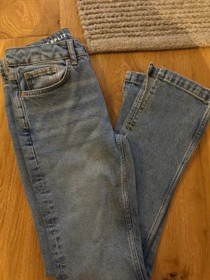 Blå jeans från bikbok  - Blåa raka jeans från bikbok, aldrig använda.✨