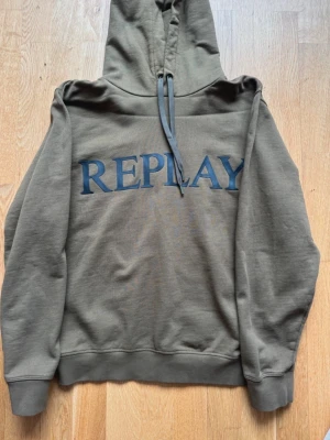 Reaplay hoodie Olivgrön - Snygg olivgrön hoodie från Replay. Använd typ 1-2 gånger. Perfekt för en avslappnad och trendig stil. Strl M men passar S