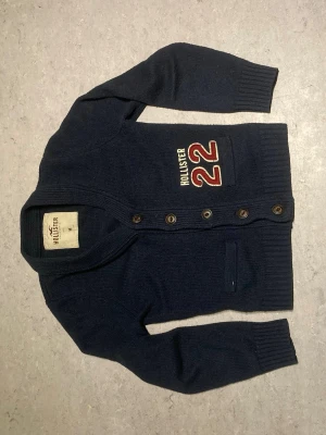 Darkblue Hollister cardigan - Vintage cardigan from hollister, fits very good and is in great condition