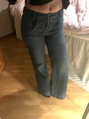 See by Chloé jeans, flare, utsvängda - Mellanhög midja. Så snygga detaljer vid fickorna, knappar osv. Fint skick! Köpta på vinted för 1000kr. Aldrig använda av mig då de är lite för tajta på mig som vanligtvis är en M i byxor. Står storlek USA 8. Innerbenslängden: ca 82 cm. Midjemått: ca 37x2 cm. 100% bomull, alltså ingen stretch. Obs från See by Chloé vilket är Chloés lite ”billigare” märke. Fanns inte see by chloe som märke så skrev därför in chloe