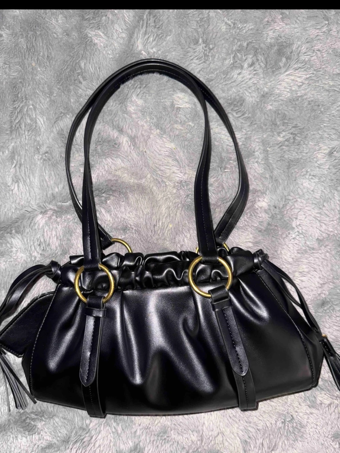 Svart handväska från Miu Miu - 1