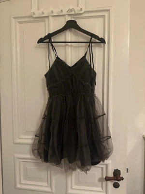 tyllklänning - never worn  marked as a size m but its an asian size so its fits a size xs/small s best:)
