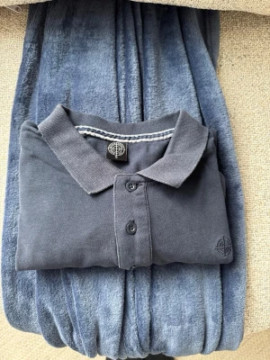 Mörkblå piké tröja  - Snygg piké med bra passform 