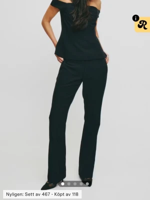 Kostymbyxor Bik Bok - Snygga svarta kostymbyxor som är bootcut och lowwaist. Modellen är i Vera, regular, str 34.