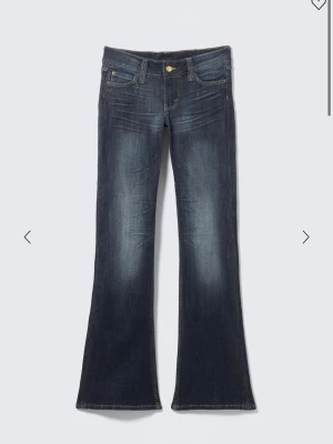 Cheap monday jeans i mörkblå - Använda fåtal gånger, skickar bild på dom privat om man vill ha fler bilder