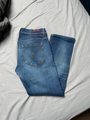 Blå jeans från Dondup  - Säljer ett par blåa jeans från Dondup, bra skick och har inte andvänt dom många gånger.