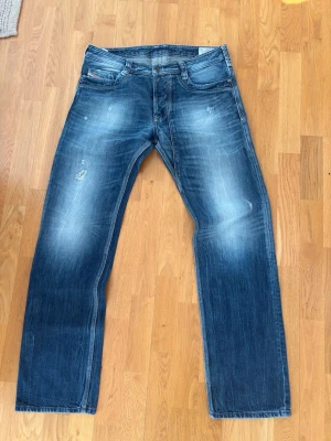Vintage Diesel Jeans - Vintage straight leg jeans.  Brand: Diesel Tagged size: 34/34  Waist (flat): 43cm Length: 108cm Leg opening: 21cm  Follow my profile for 10% off your purchase!  More jeans available on my profile.  Nr: 42