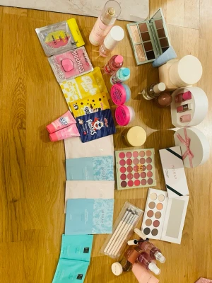 Stort skönhetspaket med smink & hudvård - ✨Säljer ett stort skönhetspaket till pangbilligt pris 💥med ögonskuggspaletter från Hickap och CAIA, ansiktsmasker, sheet masks, läppbalsam, sminkborstar, body mist, handkräm och andra skönhetsprodukter. Färgglada och pastelliga förpackningar, perfekt för dig som älskar beauty!✨