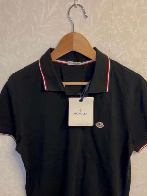 Monclizzy pike - Snygg svart pikétröja från monclizzy. Helt ny och oanvänd storlek L. Taggen är fortfarande kvar på den och Nfc scan funkar dessutom. Bra kvalitet och nästan som riktig. Snapchat: swebrandsnyaste