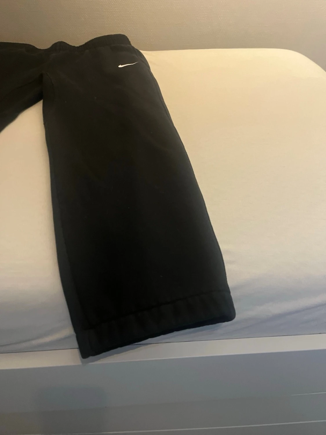 Svarta och grå mjukisbyxor från Nike 2 för 600 1 för 350 - 2