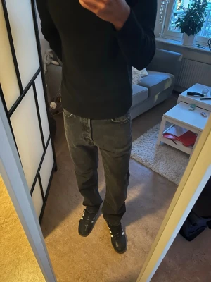 Jeans - Säljer ett par jeans från weekday i modellen space. Sitter som bootcut och funkar till allt. 