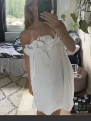 Vit kortklänning med volang - Jätte söt sommarklänning! Obs att klänningen har axelband!!!