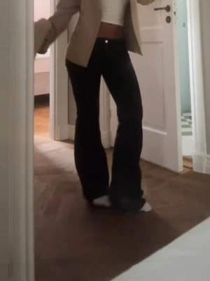 Lågmidjade jeans - Lågmidjade jeans från weekday cheep monday, helt oanvända med prislapp kvar. Storlek 29x32, men passar absolut någon med mindre storlek. Midjemått är 34 cm och innerbenslängden är 83. Materialet är lite strtchigt.