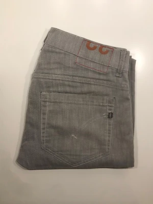 Dondup George 👖 - Säljer ett par gråa jeans från Dondup! Storlek: W32, modell: George, nypris: 3000kr, mitt pris: 299kr. Priset är lågt på grund att av det är hål i båda framfickorna, annars är de i fint skick, jag diskuterar gärna priset!