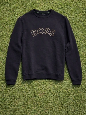 Svart sweatshirt från BOSS - Cool svart sweatshirt från BOSS med broderad logga i beige på bröstet. Tröjan har rund halsringning och långa ärmar. Perfekt för en avslappnad och stilren look. Inget sliten eller fläck