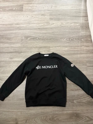 Svart sweater från väl känd märke  - Köpte 3 dagar sen men tyvärr passar den inte mig därför säljer jag den.                                             Size S passar M