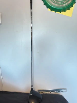 Svart golfklubba oncourse  - Golfklubba från Odyssey i svart färg med långt skaft och greppvänligt handtag. Klubban har en klassisk form och är tillverkad i metall och plast, perfekt för dig som gillar golf och vill ha en stilren klubba i bagen. Fattning vänster bra för dom som vill sänka sig i handikapp väldigt lättspelad klubba. 