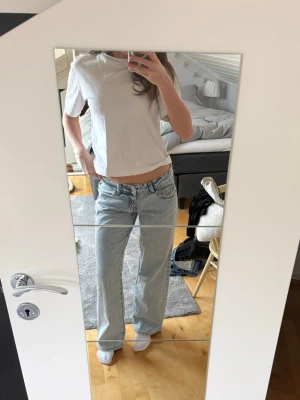Lowwaist wide jeans  - Säljer ett par low waist wide jeans, då de inte kommer till användning. Nästan helt oanvända! Pris kan diskuteras💕💕