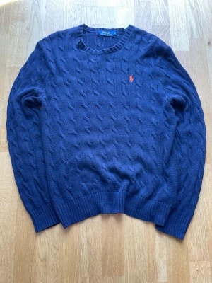 Ralph Lauren M man  - Hej😃, säljer en RL kabelstickad tröja,den är i jättebra skick använt ett fåtal gånger. Storlek M och sitter bra. Svarar snabbt vid funderingar