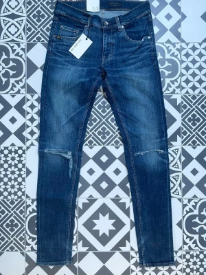 Tiger of sweden - Helt nya jeans ifrån tiger of Sweden med prislappen kvar på. Storleken är W30 L32 och i modellen slim. Jeansen är alldrig provade och kvitto kan visas privat