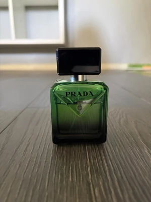 Prada Paradigme Eau de Parfum - Snygg parfymflaska från Prada i modellen Paradigme. 50ml ny pris 1219kr 