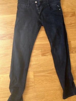 Mörkblå slim fit jeans Runaway - Snygga svarta slim fit jeans från Replay med klassisk femficksdesign och knappgylf. Jeansen har en smal passform och är tillverkade i stretchigt denimtyg för extra komfort. Perfekta för dig som gillar en modern och stilren look. Storlek 32, 32